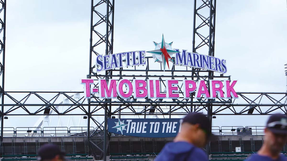 Mariners Game – Bark in the Park Photobooth! – MOViN 92.5